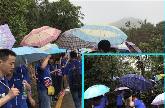 左右手師傅暴雨上山行